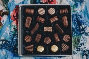 Zakelijk chocolade cadeau: luxe doos met assortiment bonbons