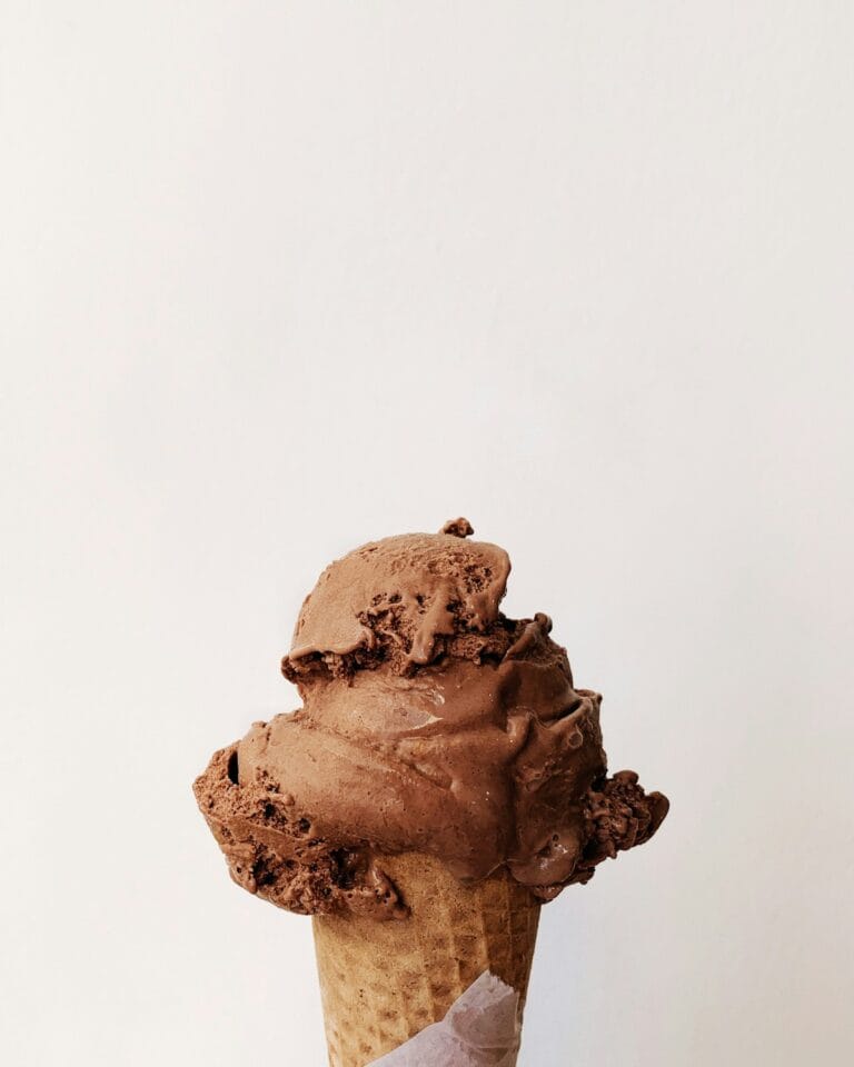 Chocolade bij ijs met romig chocolade-ijs in een hoorntje