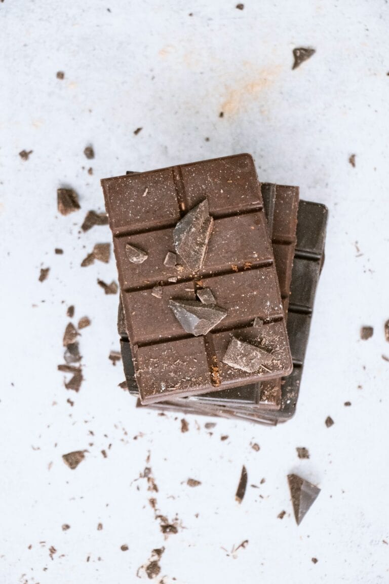 Chocolade meenemen in de zomer met stukken pure chocolade