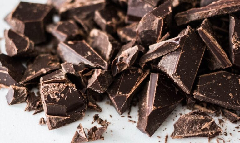 Stukken pure chocolade als basis voor chocolade tempereren