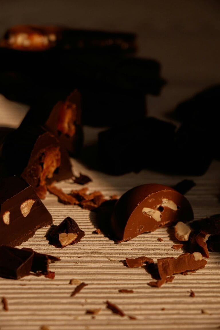 Chocoladebloem voorkomen bij stukken ambachtelijke chocolade