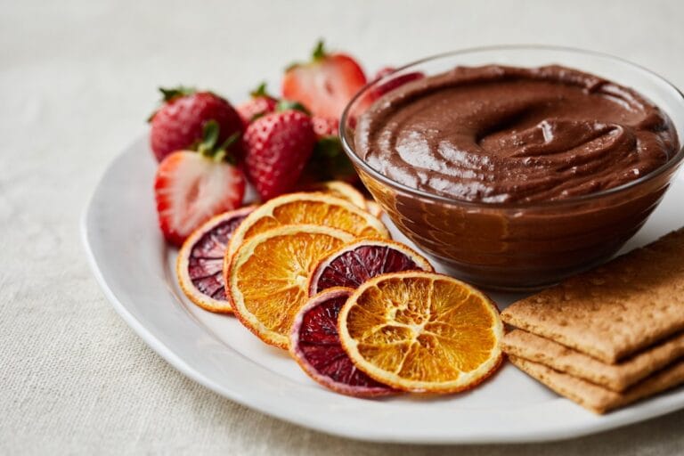 Zomerse chocoladefondue met aardbeien en citrusfruit