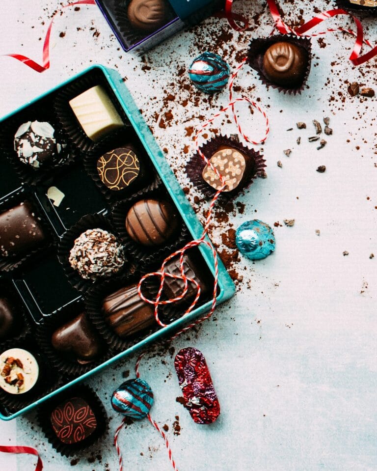Chocolade verhuiscadeau met een feestelijke doos bonbons