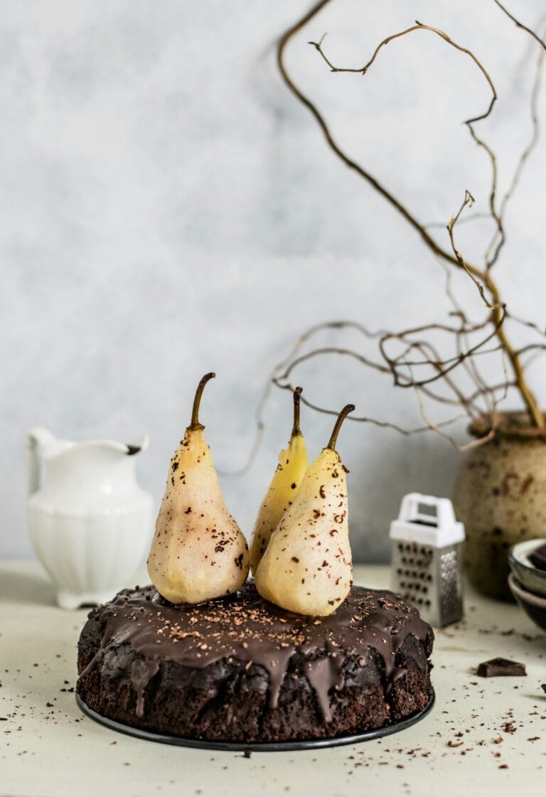 Chocolade en peer op een feestelijke chocoladetaart